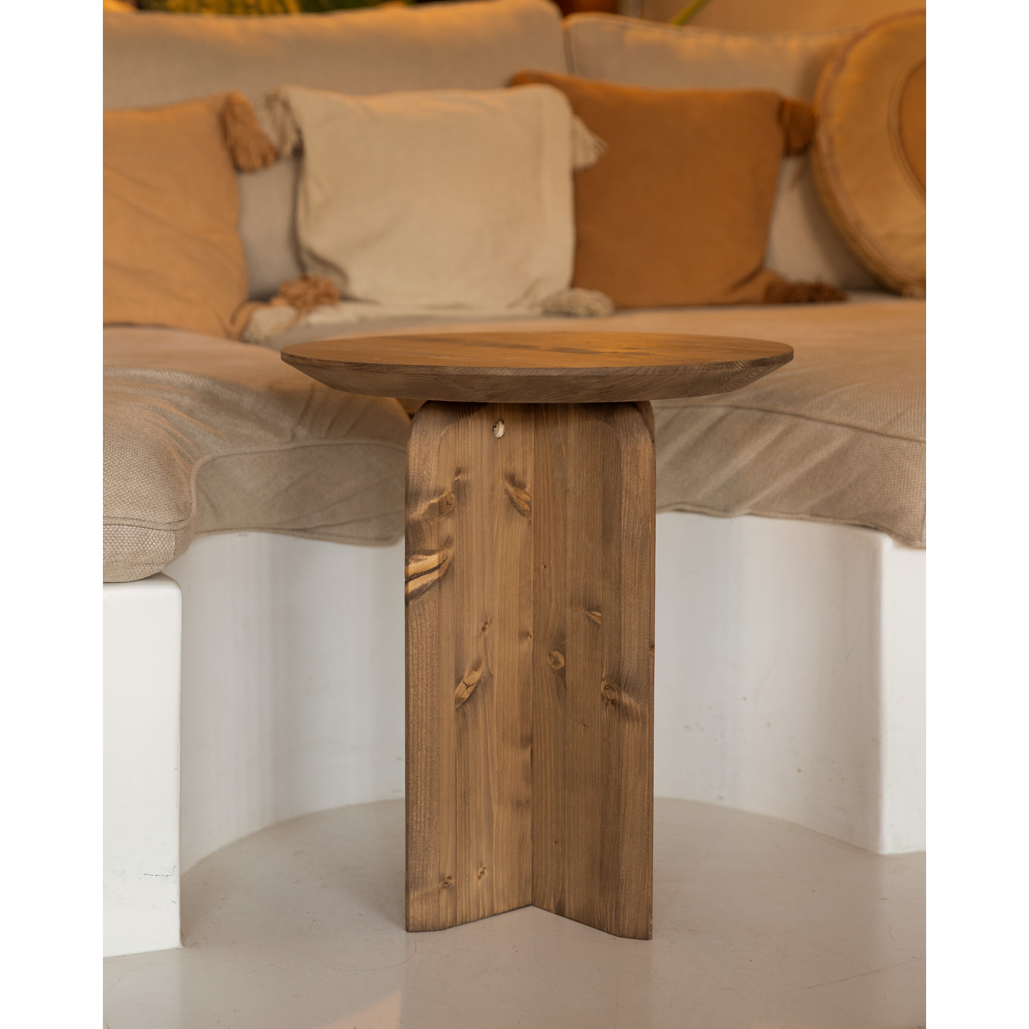 Table d’appoint en bois massif teinte chêne foncé de 50x45cm Hauteur: 50 Longueur: 45 Largeur: 45