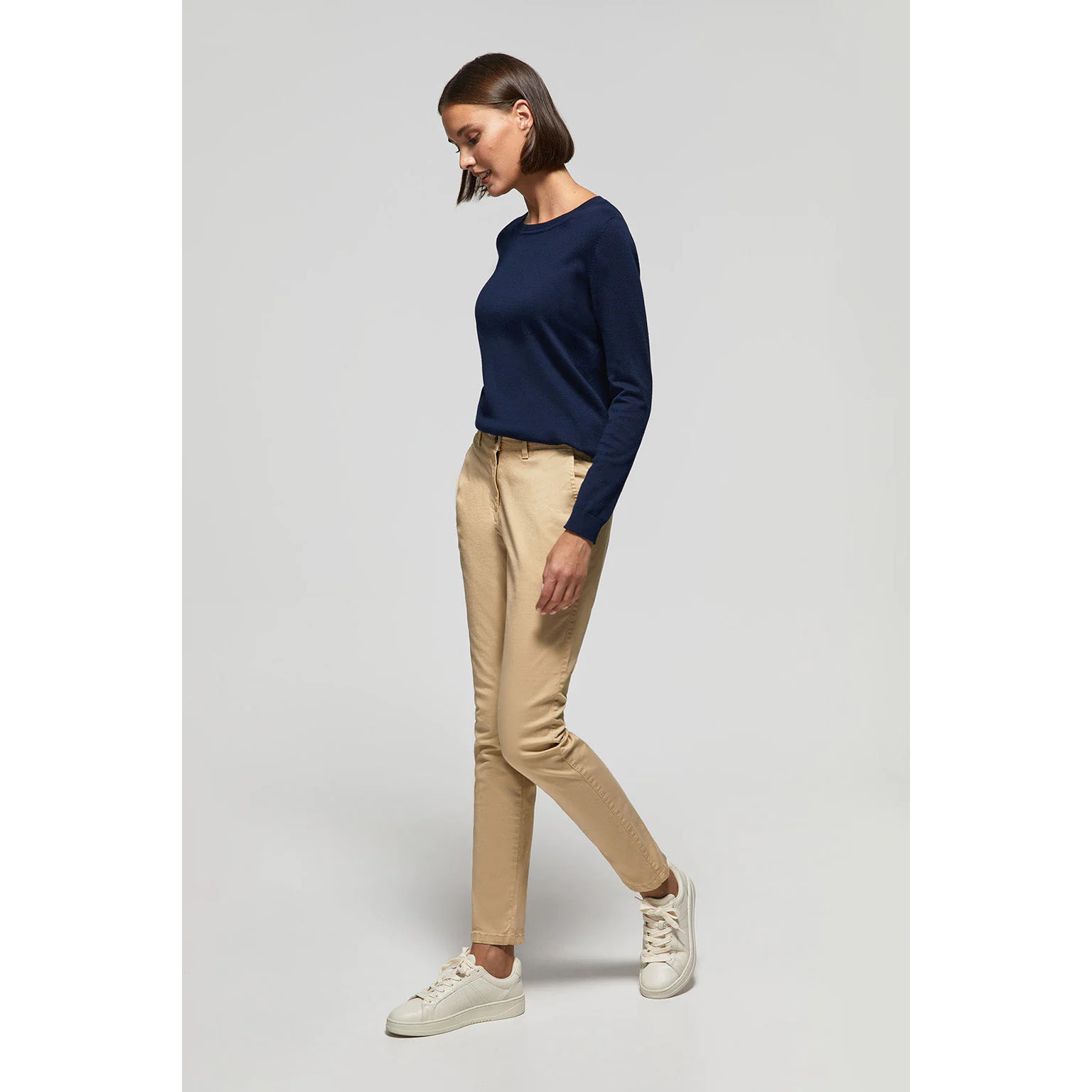 Pantalón chino Slim fit color arena con detalle Polo Club