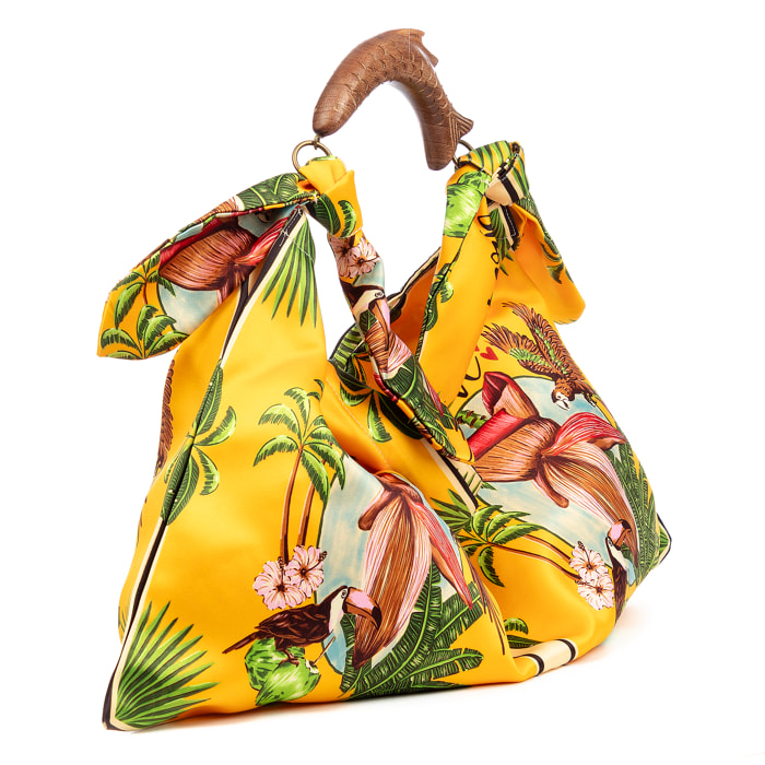 Bereguardo Bolso de hombro Mujer. Fabricado en tejido suave estampado con tintes naturales con asa de madera.