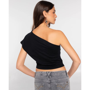 Top crop asimétrico con tachuelas decorativas de mujer
