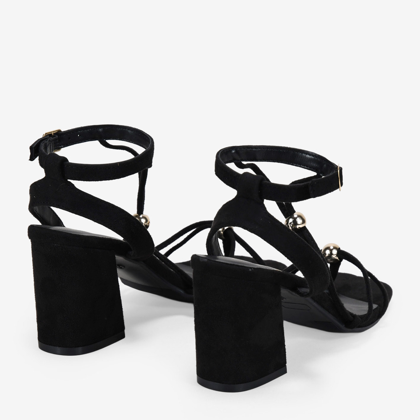 Sandalias de tacón negras con adornos metálicos