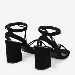 Sandalias de tacón negras con adornos metálicos