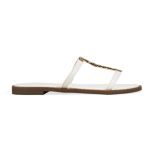 Sandalias planas beige con aplique metálico
