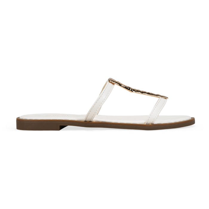 Sandalias planas beige con aplique metálico