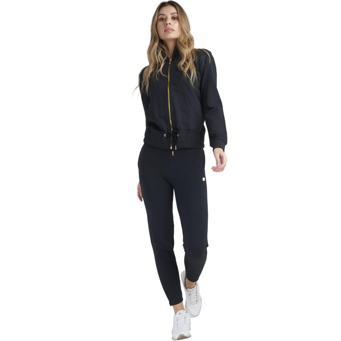 Chándal Chic Boxing para mujer con cuello alto y cremallera.