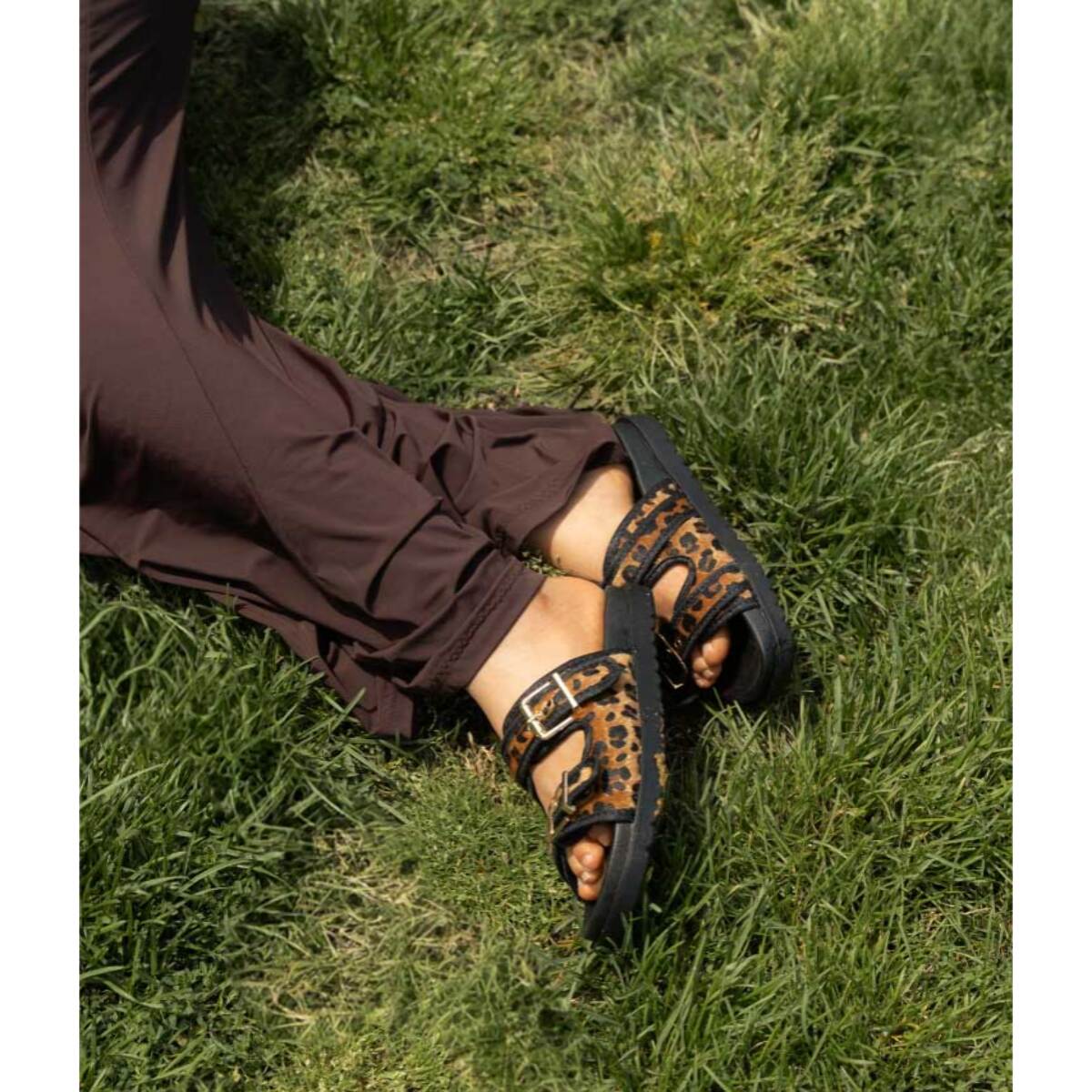 Sandalias planas de leopardo con hebillas
