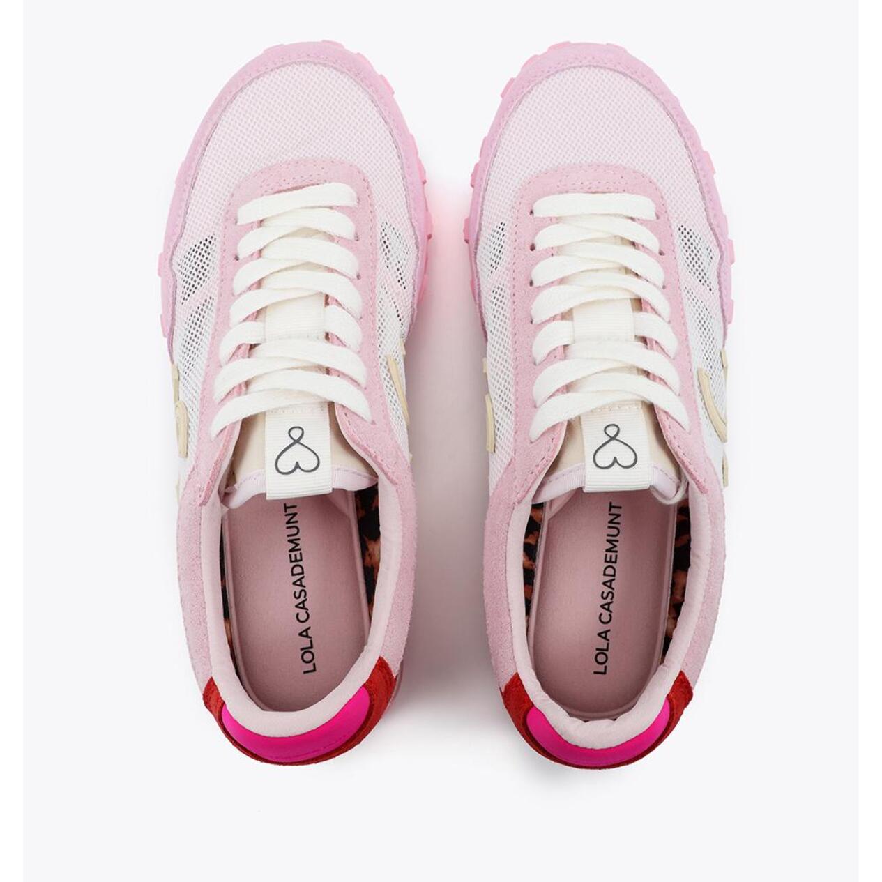 Sportivo in rete e tessuti diversi