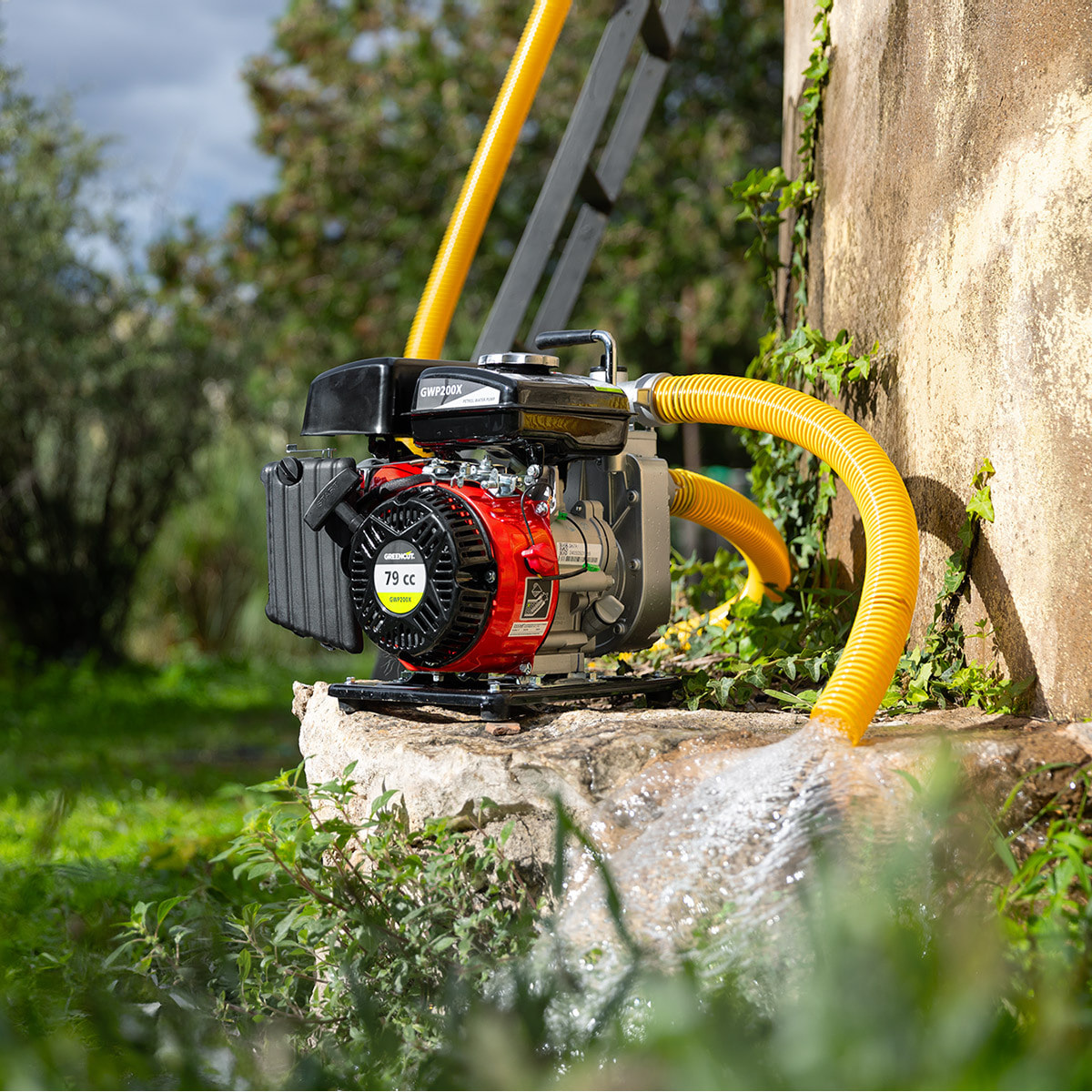 Motobomba para extraer y mover agua, 79cc, 2,6cv, caudal máxima caudal 12m3/h - altura máxima bombeo 18m - GREENCUT GWP200X