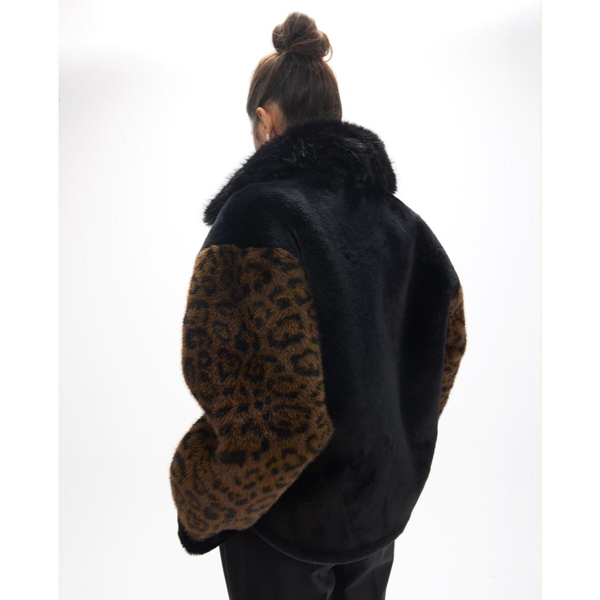 Perfetto cappotto corto di pelliccia con stampa animalier