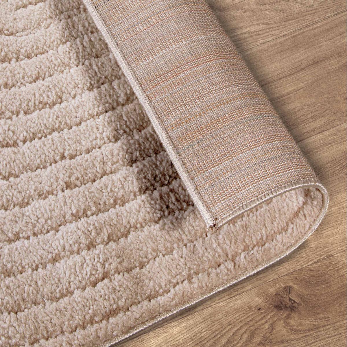 Tapis salon, motif géométrique, texture relief, lym chaleureux