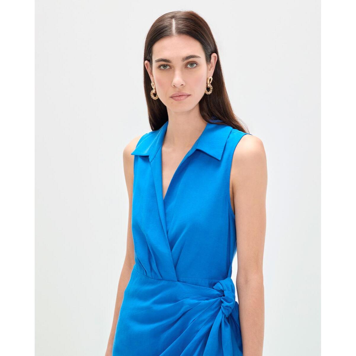 Abito in lino con colletto a camicia e nodo laterale