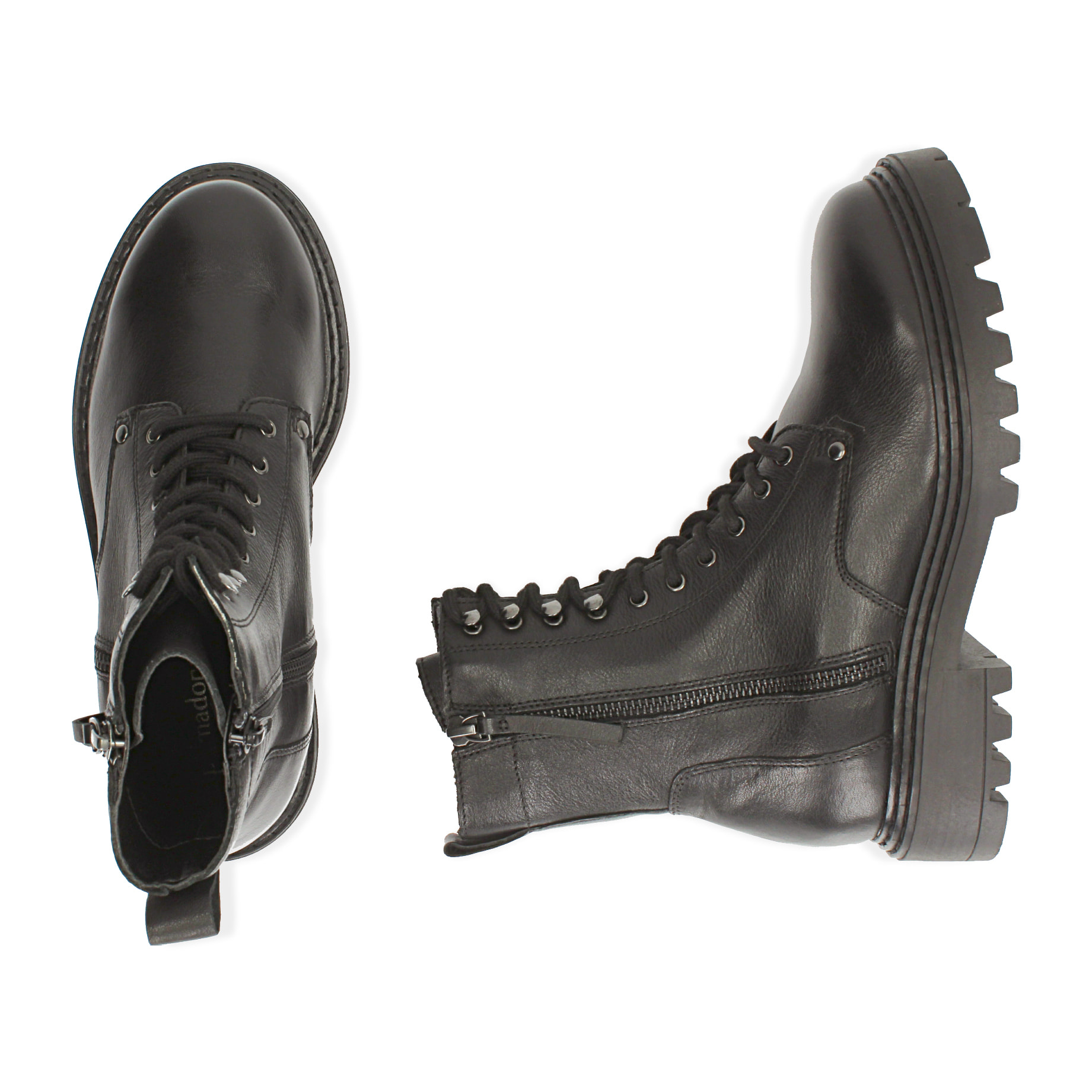 Botas militares de cuero negro.