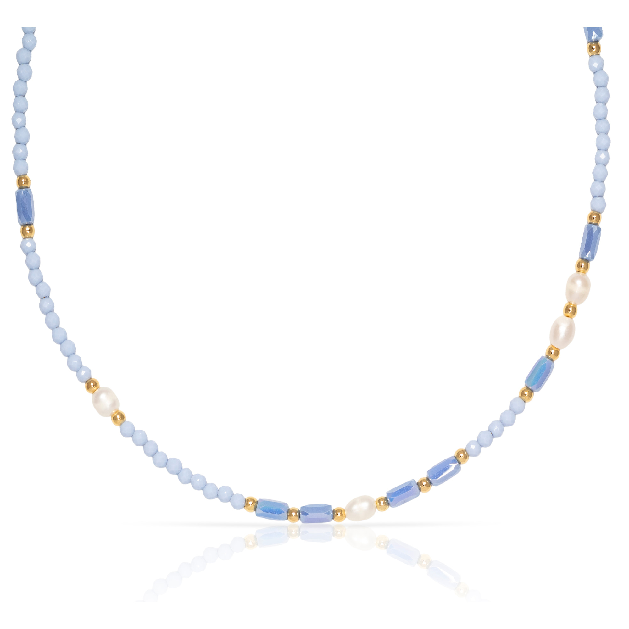 Collar de cristales azules y perlas naturales con cierre de mosquetón.