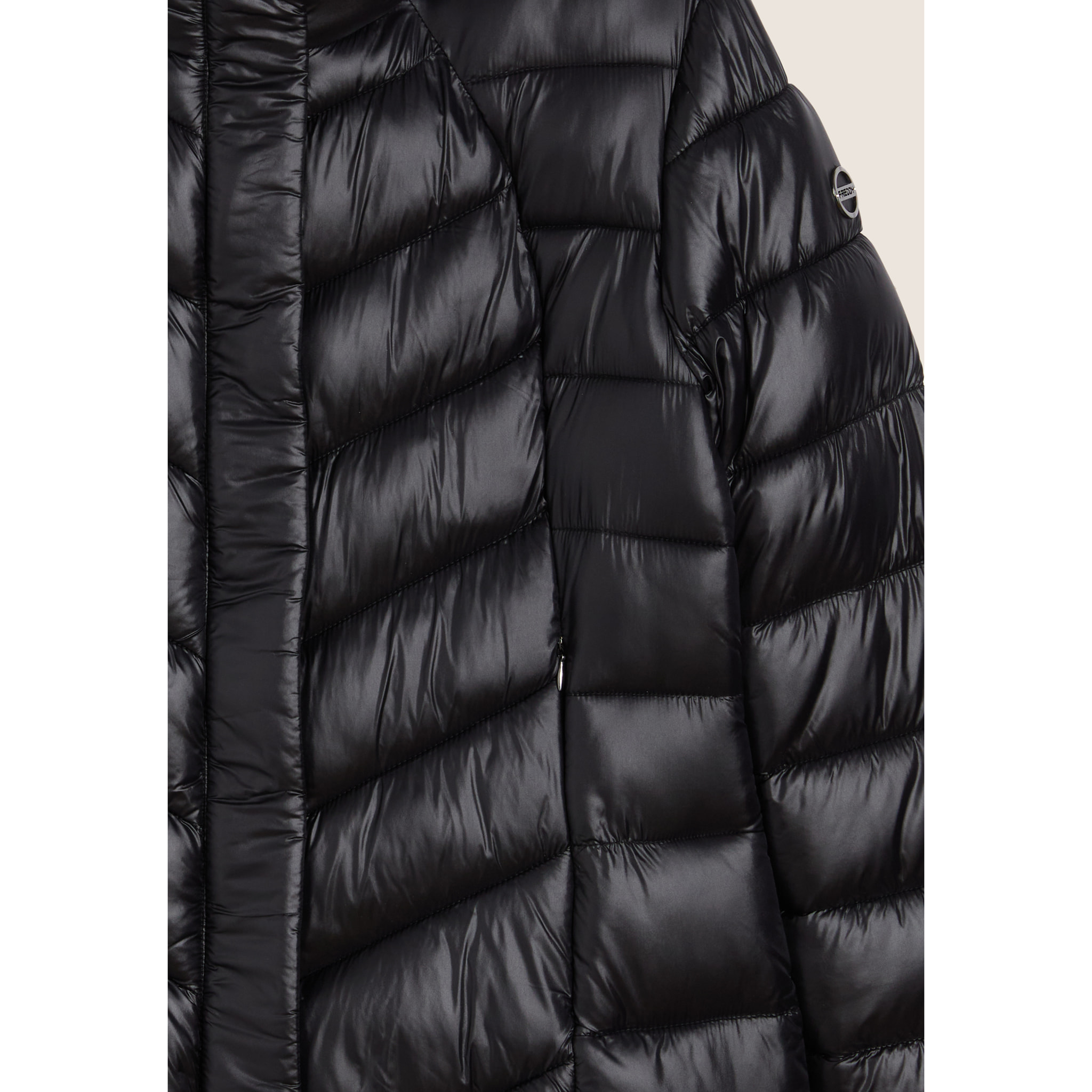 Piumino donna trapuntato con cappuccio e bottoni a pressione