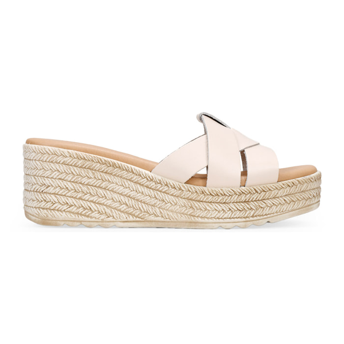 Sandalias de piel beige destalonadas con cuña de esparto