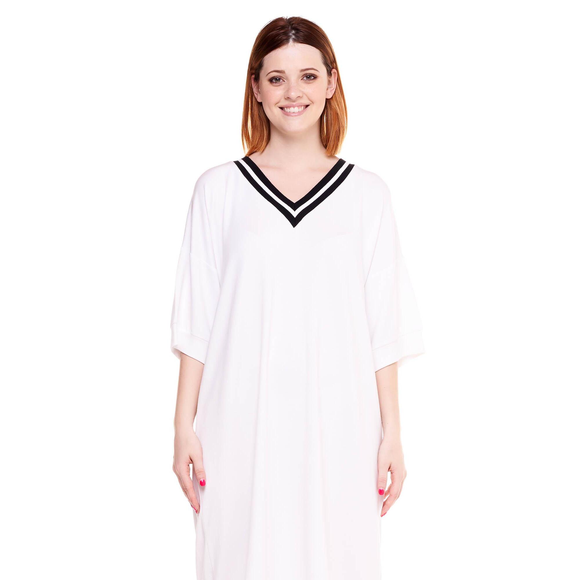 Vestido de mujer relajado en blanco y negro.