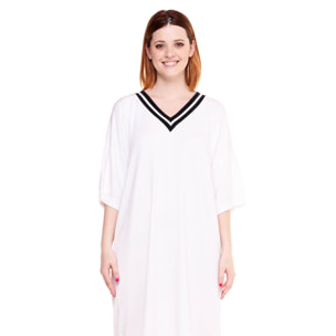 Vestido de mujer relajado en blanco y negro.