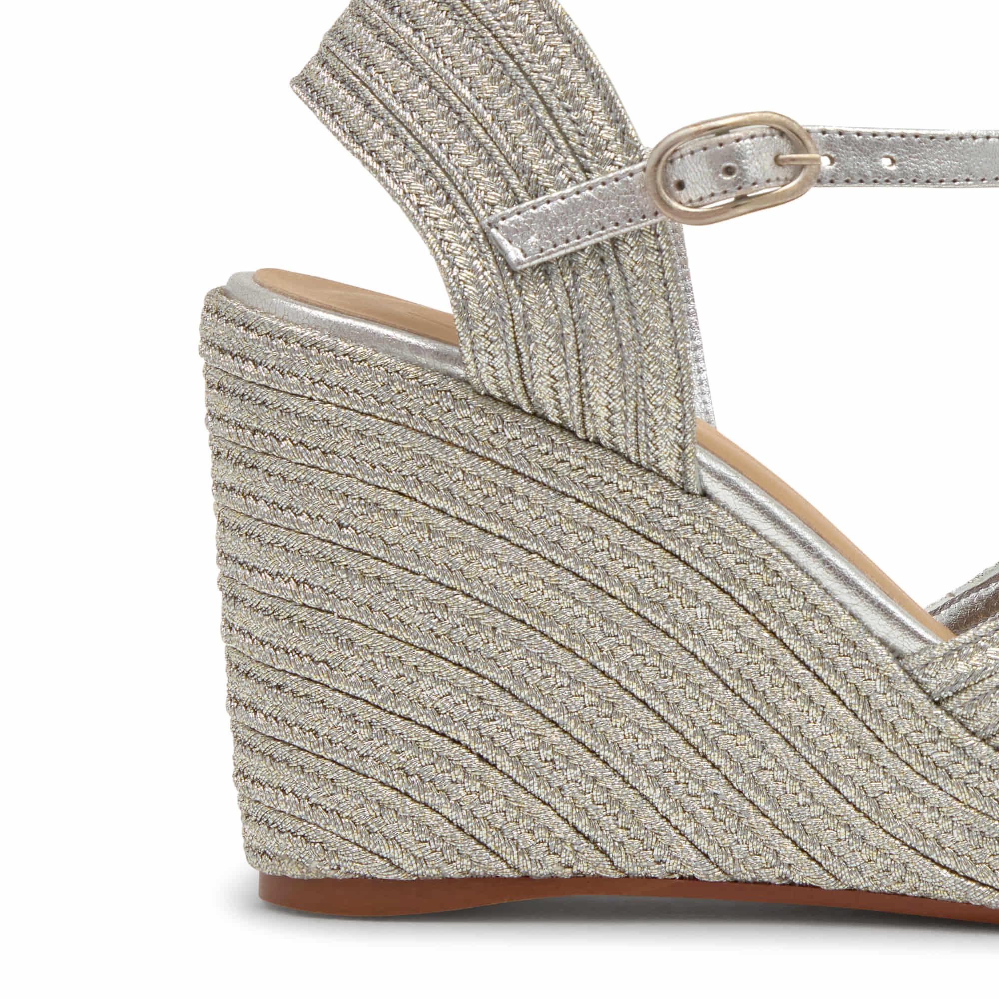 Alpargata de cuña Carolyn trenzada en acabado metalizado con cierre de pulsera