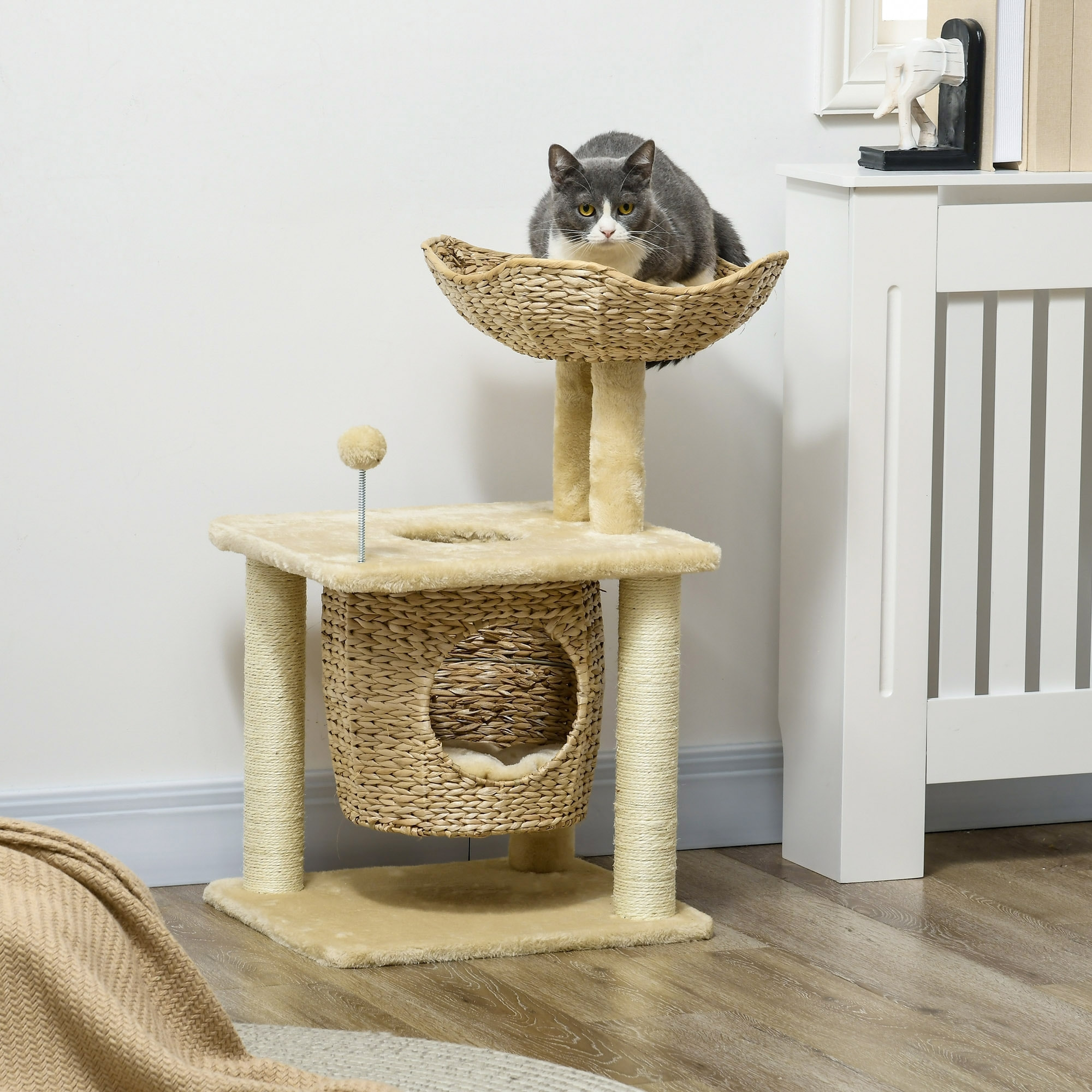 Arbre à chat style cosy chic griffoirs boule ressort niche panier 2 coussins inclus quenouille sisal naturel peluche beige