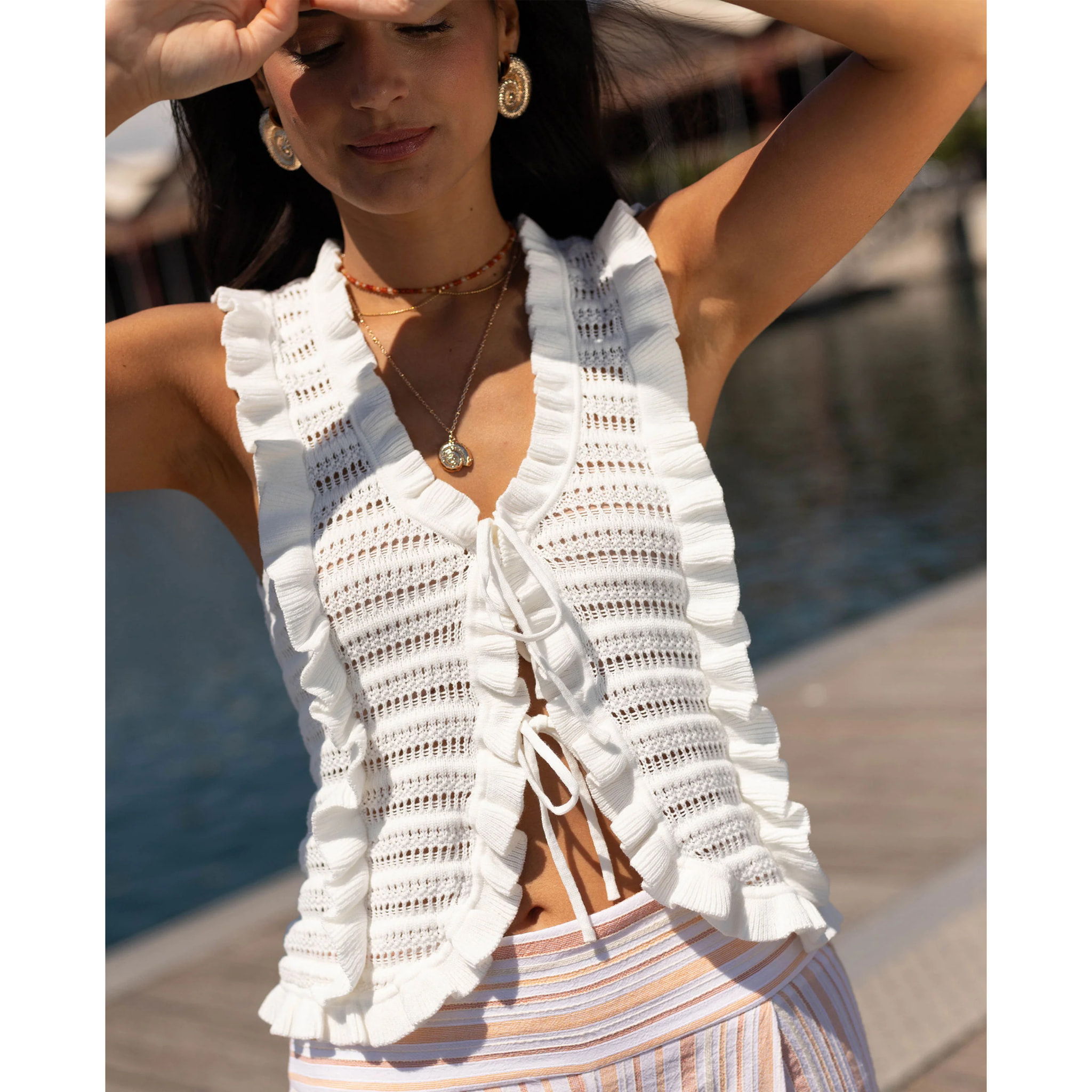 Chaleco de mujer de algodón bordado con cierre de lazadas