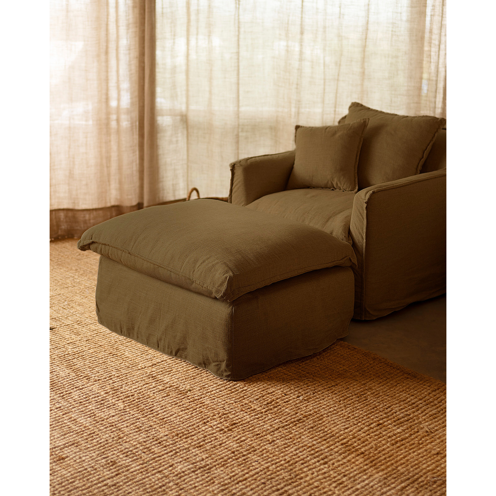 Pouf en coton et lin déhoussable ton vert de 90x72cm Hauteur: 47 Longueur: 90 Largeur: 72