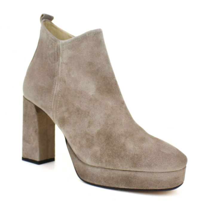 Botín plataforma en ante. Tacón de 9 cm.