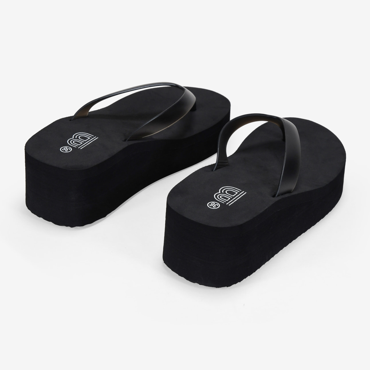 Sandalias de dedo negras con cuña