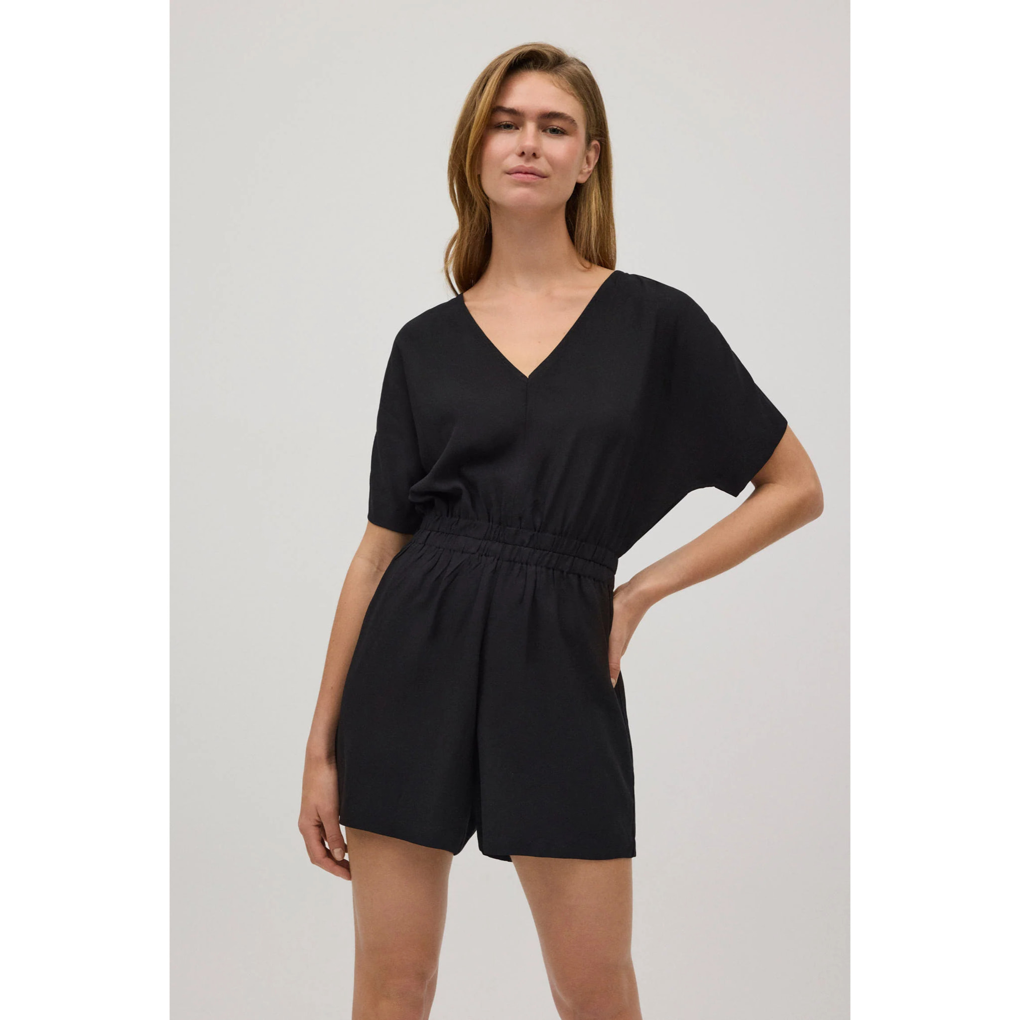 Tuta corta nera con vita arricciata