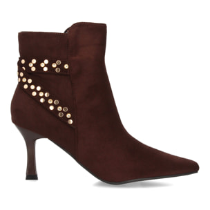 Botines elegantes con tachuelas y tacón fino
