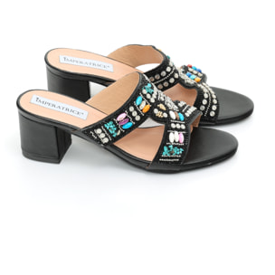 Sandali in simil pelle con tacco comodo ed applicazione di strass e pietre