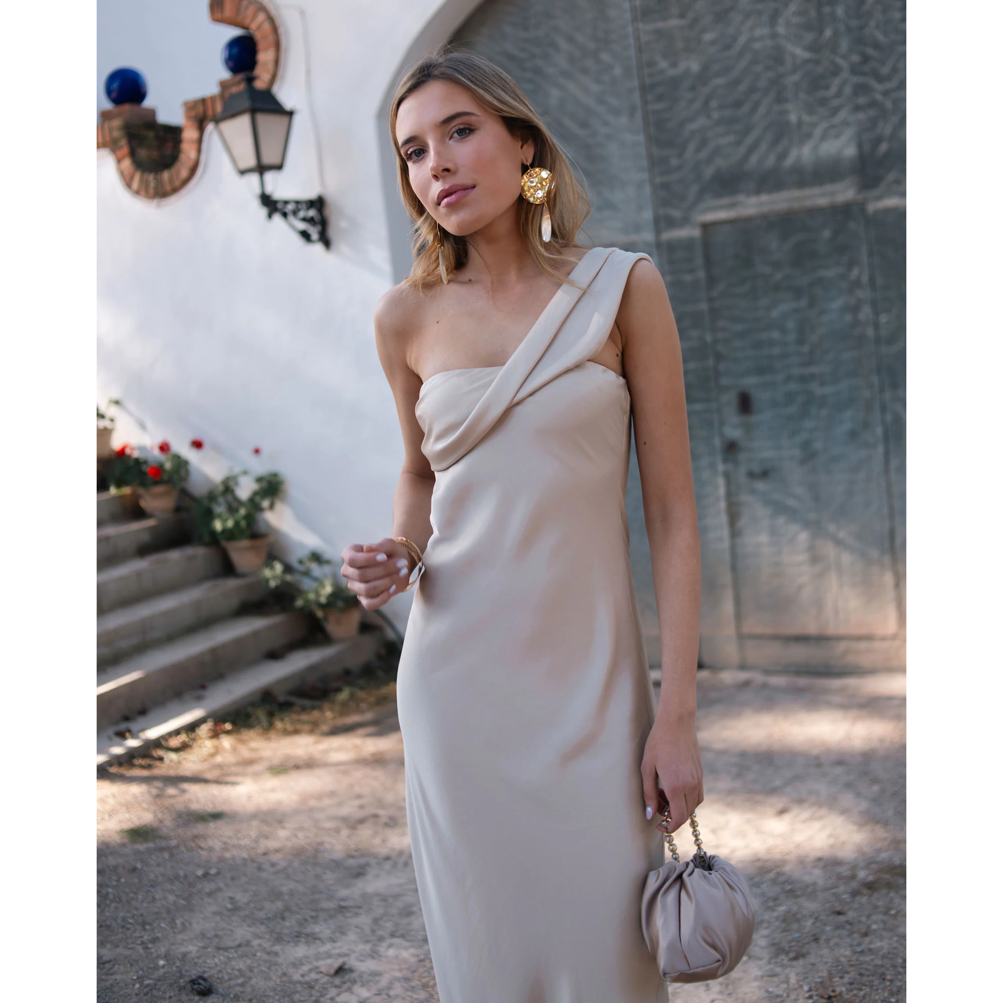 Vestido largo con escote asimétrico