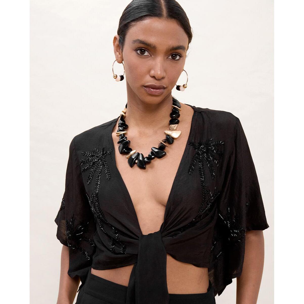 Blusa con nodo e dettagli tonali