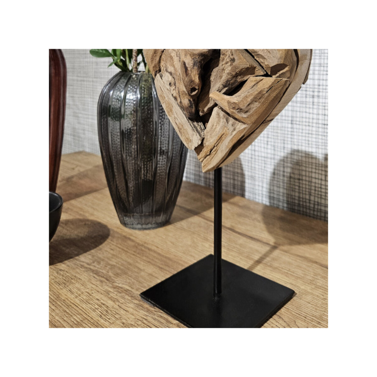 Sculpture artisanale cœur bois de teck massif, H 28 cm, socle métal noir - BAKOU