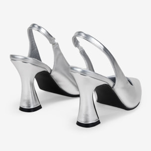 Zapatos de fiesta plateados con tacón acampanado