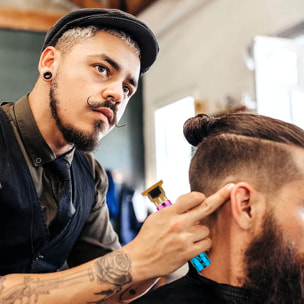 Rasatore per capelli e barba con batteria.