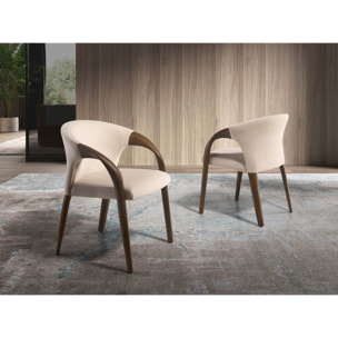 Silla con reposabrazos tapizado en tela aterciopelada en crema sus patas de madera en nogal 62x61x78cm