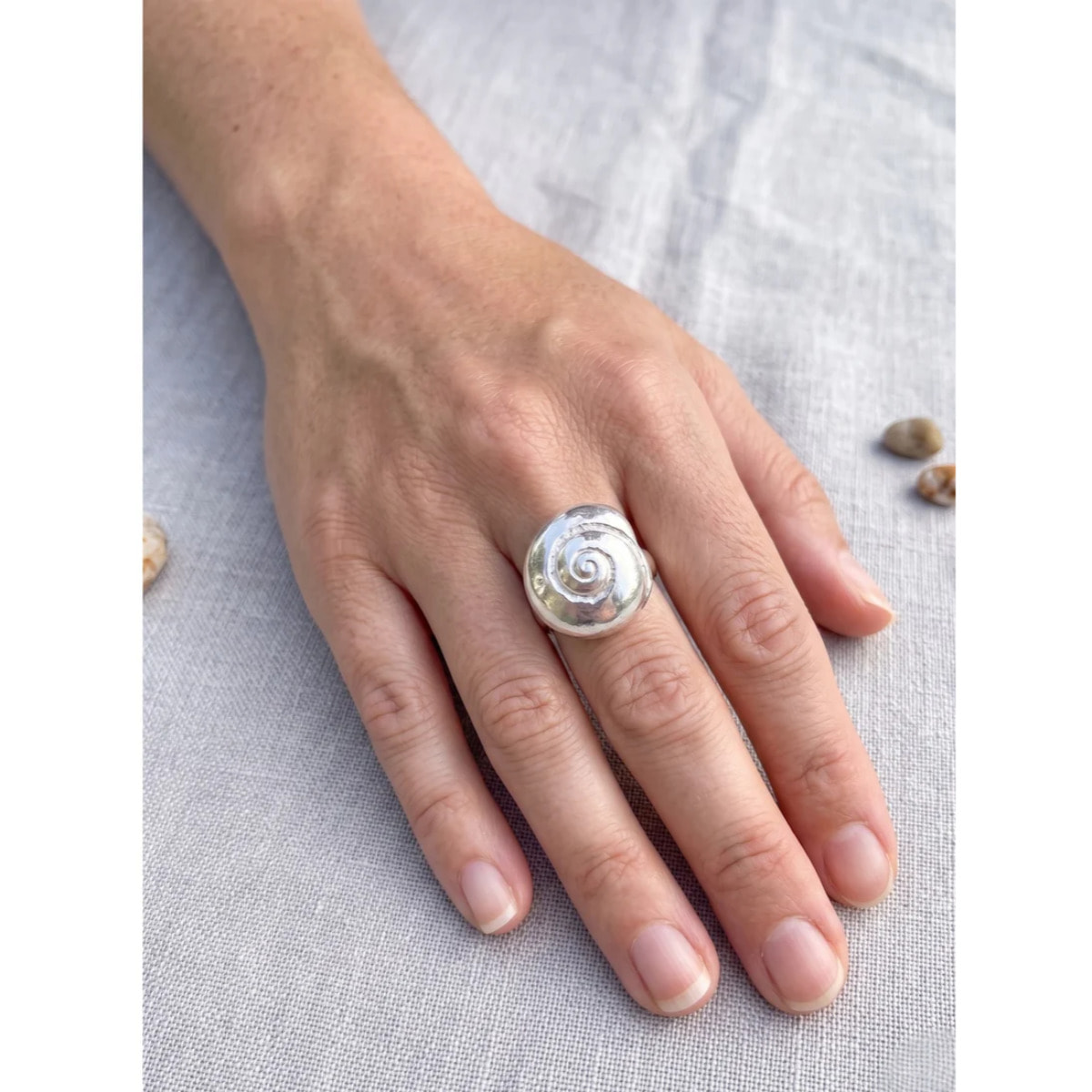 Anillo 3D caracola artesanal en plata 10µ