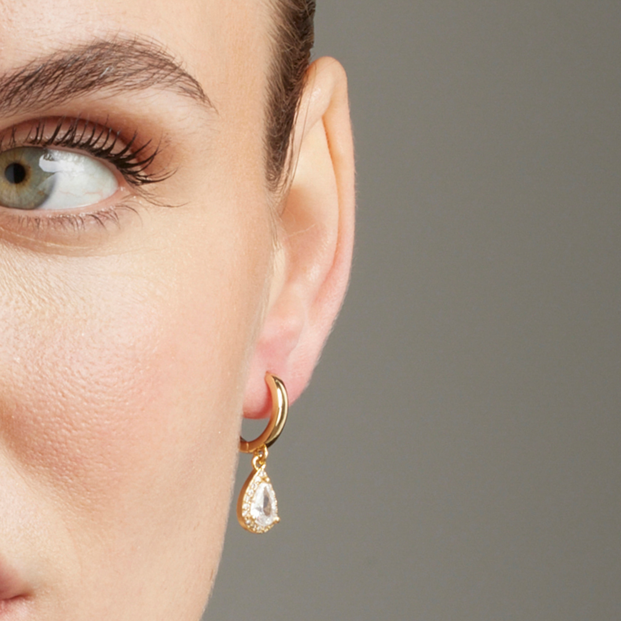 Pendientes de Circonita Brillante acabados en oro amarillo de 18k