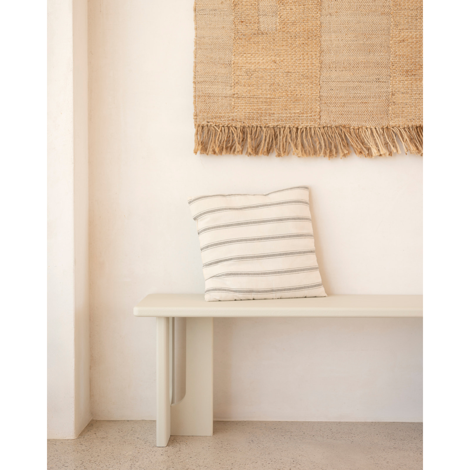 Banc en microciment en 120x33cm Hauteur: 45 Longueur: 120 Largeur: 33