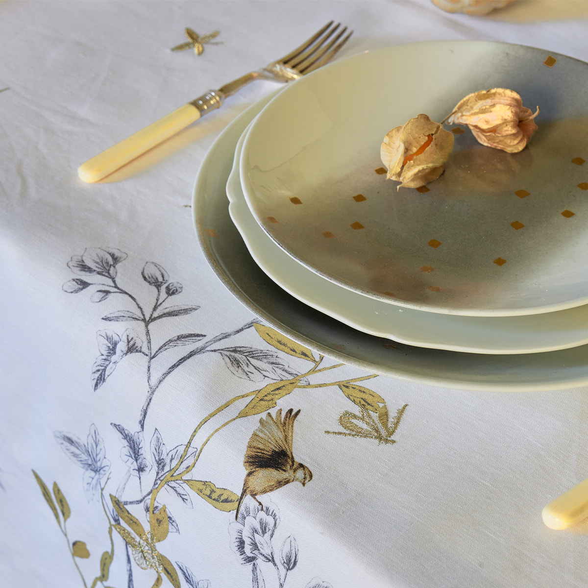 Nappe imprimée et brodée en lin, Made in France, MÉSANGES , noir et blanc