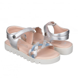 Sandalia toda en piel con suela hiper flexible.