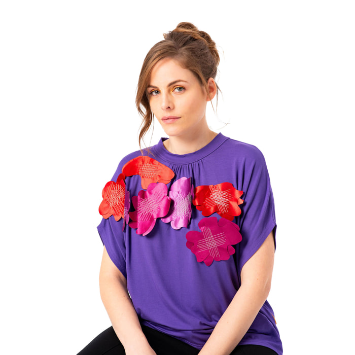 Mamatayoe Aura. Camiseta de Manga Corta para Mujer con Cuello Redondo de Color Morado con Detalles Bordados para Otoño Invierno. Top Fluido con Volante, Elegante y Original.