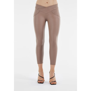 Pantaloni push up WR.UP® similpelle vita alta con incrocio