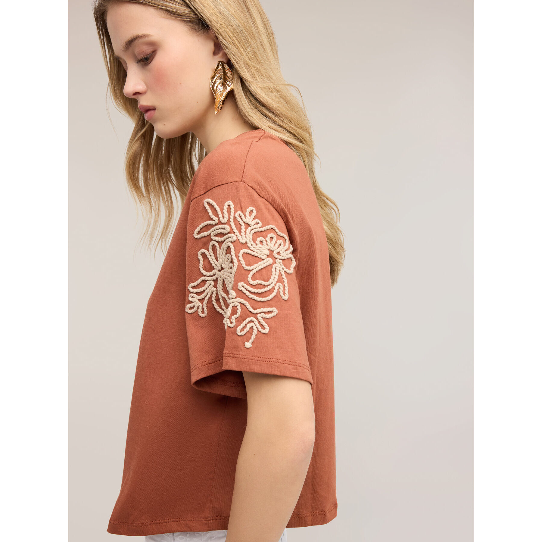 Motivi - T-shirt in jersey con ricami floreali - Marrone