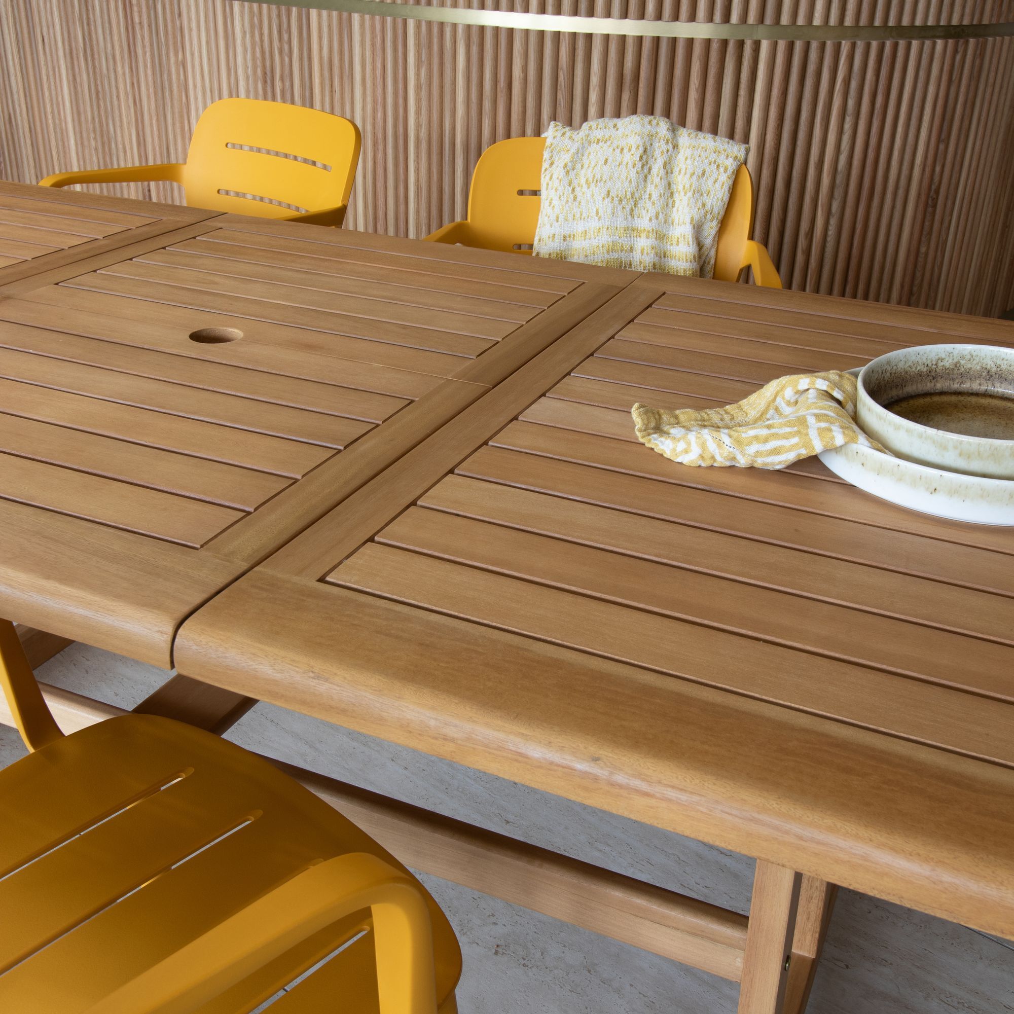 Ensemble de jardin table en bois et fauteuil jaune 8 places SUMSET