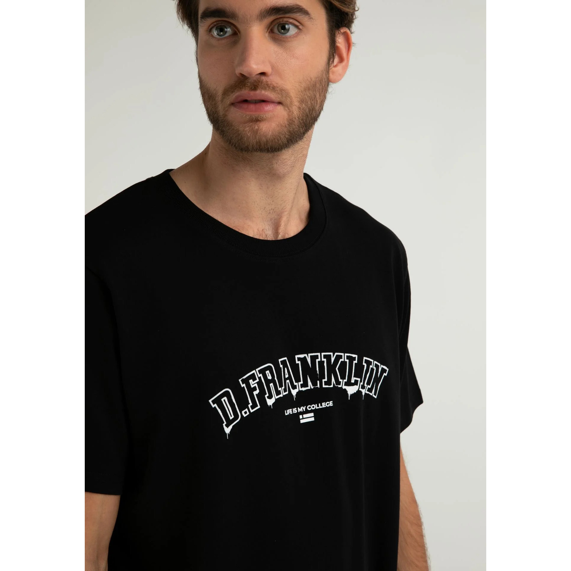 Camiseta Básica Varsity Paint  en Negro D.Franklin