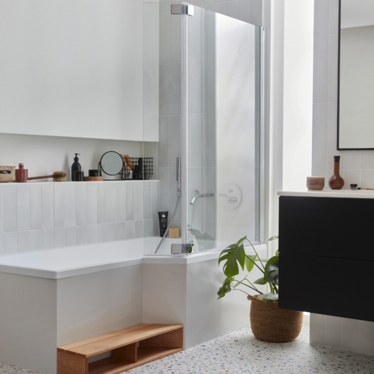 Pack baignoire bain douche antidérapante 150 x 80 Neo version droite + pare bain chromé + tablier en niche