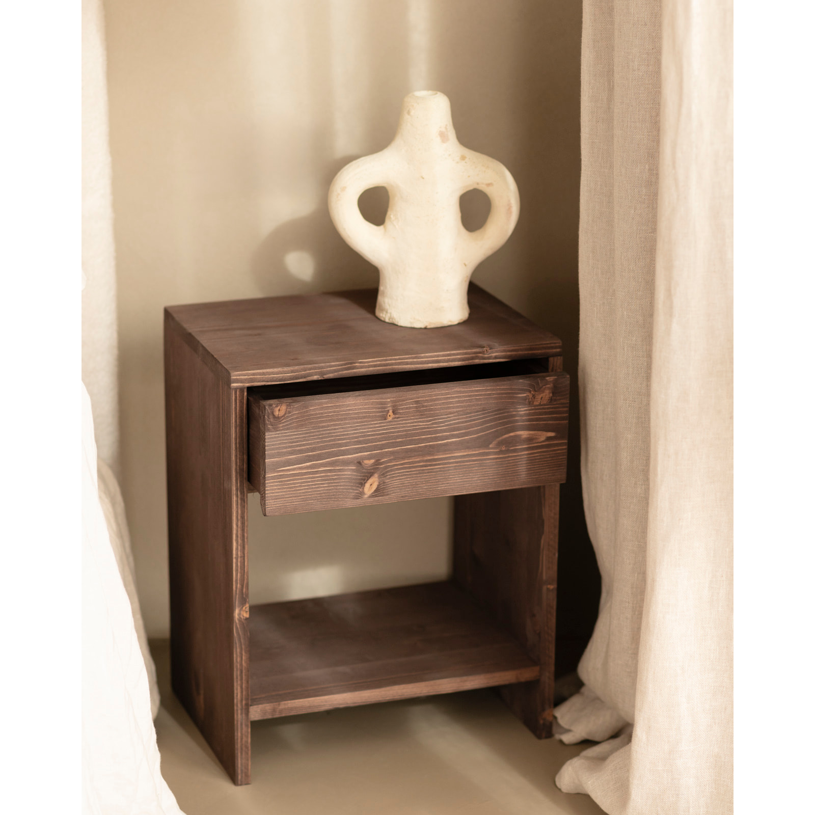Table de chevet en bois massif avec un tiroir couleur noyer 50x40cm Hauteur: 50 Longueur: 40 Largeur: 29.5