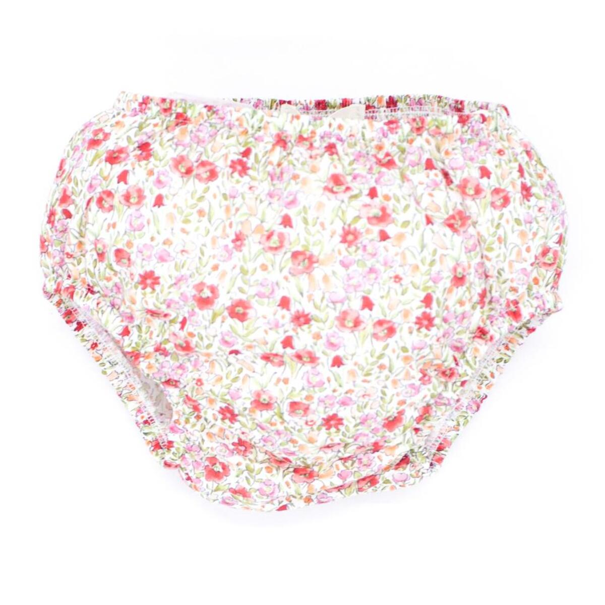 Cubrepañal estampado de flor roja. Elastico en la cintura y en las piernas.