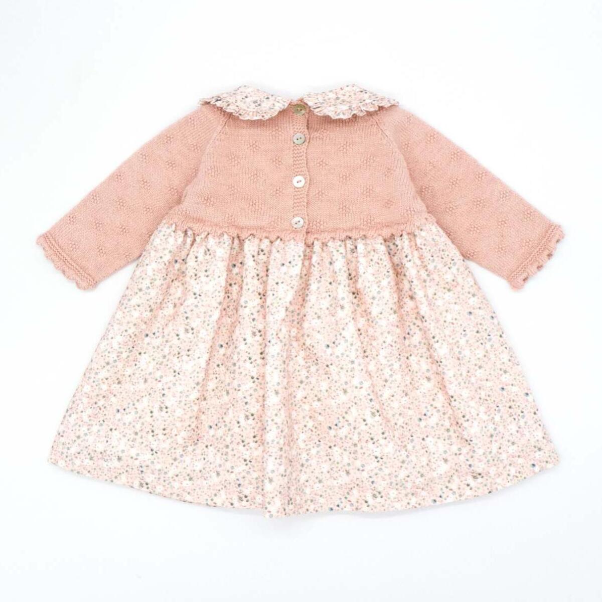 Vestido rosa y estampado con pompón